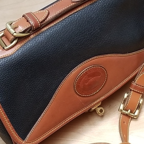 Dooney & Bourke Handbags - DOONEY & BOURKE | CARRIER SHOULDER BAG BLACK